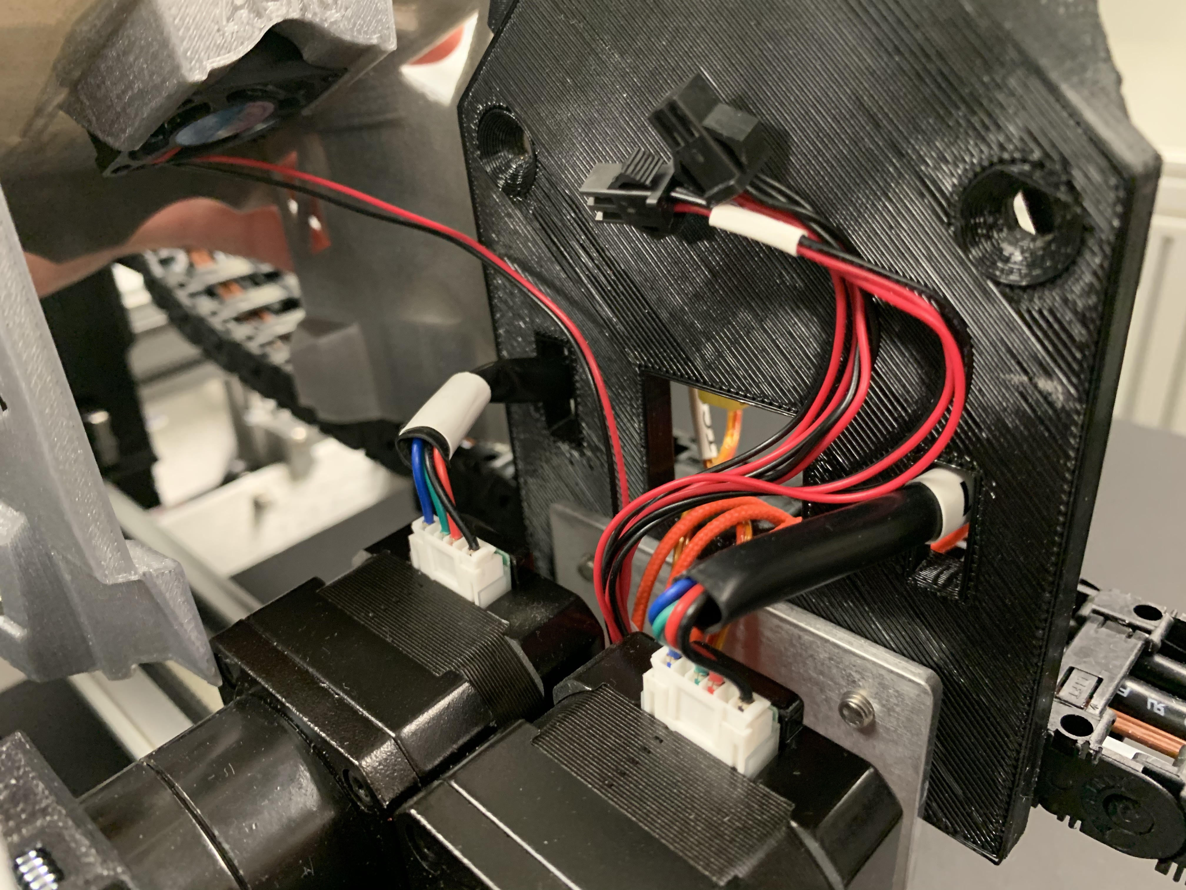 fan_wire_behind_extruder_motors.jpg